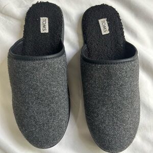 TOMS Slippers – Dark Gray – Men’s Size 8 (US)